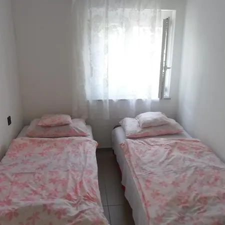 Apartament Ricsi *